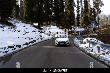 Auf dem Weg neben einem großen Berg in Jammu und Kaschmir. Stockfoto