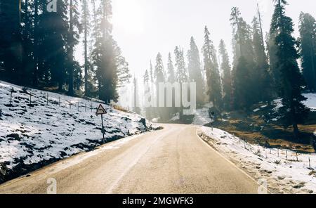 Auf dem Weg neben einem großen Berg in Jammu und Kaschmir. Stockfoto