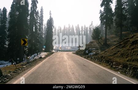 Auf dem Weg neben einem großen Berg in Jammu und Kaschmir. Stockfoto