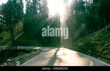 Auf dem Weg neben einem großen Berg in Jammu und Kaschmir. Stockfoto