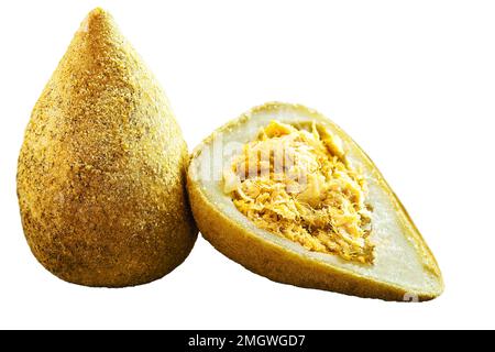 Brasilianische Vorspeise, gebratene Hühnchen-Kroketten, Coxinha genannt, typisch brasilianisches Baressen, weißer Hintergrund, isoliert Stockfoto