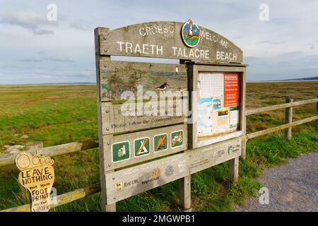 Touristeninformationsschild in englischer und walisischer Sprache am Talacre Beach an der Küste von Wales UK Stockfoto