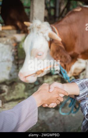 Ein Farmer-Händeschütteln mit dem moslem-Mann Stockfoto