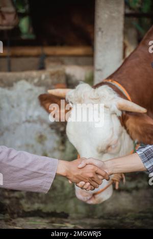 Ein Farmer-Händeschütteln mit dem moslem-Mann Stockfoto