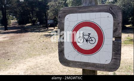 Kein Fahrrad Schild auf dem Parkweg verbotenes Fahrrad Stockfoto