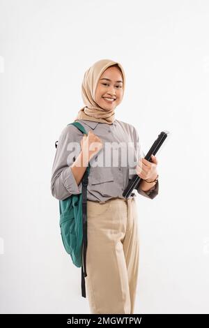 Eine Studentin, die steht, bringt ihr die grüne Tasche an die Schulter Stockfoto
