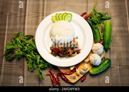 Gebratenes Basilikum, Tintenfisch, thailändisches Essen, thailändisches Street Food, original thailändisches Essen. Stockfoto