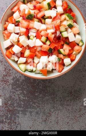 Bahamian Conch Seafood Ceviche Nahaufnahme auf dem Teller auf dem Tisch. Vertikale Draufsicht von oben Stockfoto