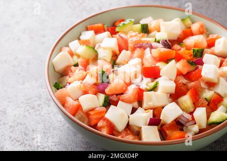 Der Salat der Bahamian-Muschel ist ein lebhafter und knuspriger Salat, der aus rohem, pound-Muschelfleisch und Gemüse auf dem Teller auf dem Tisch zubereitet wird. Horizontal Stockfoto