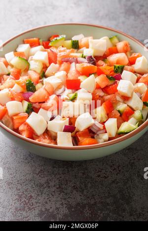 Bahamian Conch Salad Geschmack der Karibik mit erfrischenden rohen Meeresfrüchten auf dem Teller auf dem Tisch. Vertikal Stockfoto