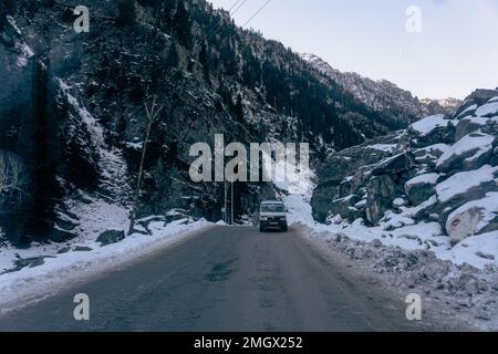 Auf dem Weg neben einem großen Berg in Jammu und Kaschmir. Stockfoto