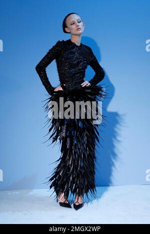 (230126) -- PARIS, 26. Januar 2023 (Xinhua) -- Ein Modell präsentiert eine Kreation von Jean Paul Gaultier im Rahmen seiner Haute Couture-Sammlungen vom Frühjahr/Sommer 2023 in Paris, Frankreich, am 25. Januar 2023. (MeetEurope/Unterlagen über Xinhua) Stockfoto