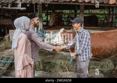 Der moslem schüttelt mit dem männlichen Bauern die Hand Stockfoto