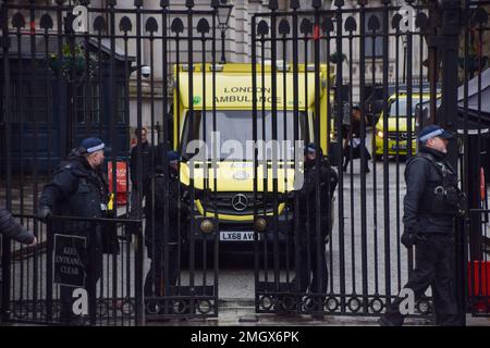 London, Großbritannien. 26. Januar 2023 Krankenwagen werden gesehen, wie sie die Downing Street verlassen. Kredit: Vuk Valcic/Alamy Live News Stockfoto