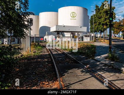 Unitank Diesel-Lagertanks neben dem Teltow-Kanal (Teltowkanal) in Rudow, Berlin, Deutschland Stockfoto