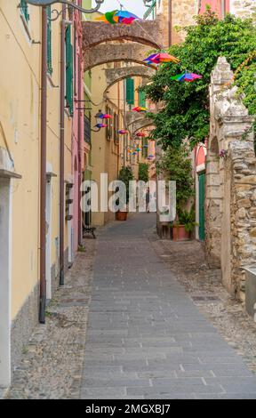 Idyllische Gasse in Santo Stefano al Mare, eine Comune in der Provinz Imperia in der italienischen Region Ligurien Stockfoto