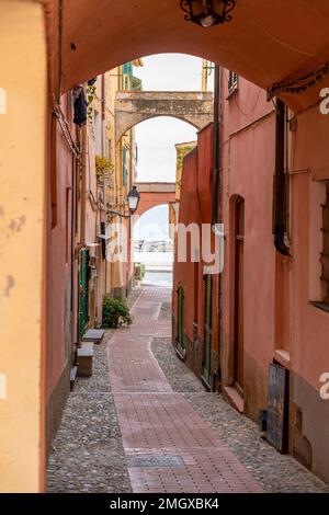 Idyllische Gasse in Santo Stefano al Mare, eine Comune in der Provinz Imperia in der italienischen Region Ligurien Stockfoto