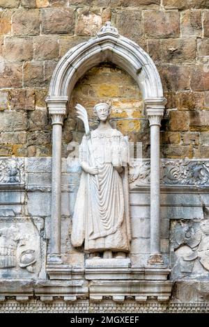 Romanisch-byzantinische Statue von San Giusto an der Fassade der Kathedrale, Triest, Italien Stockfoto