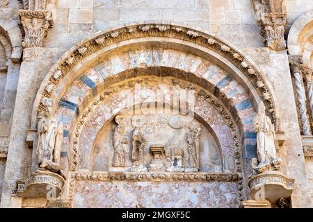 Mittagessen über dem Hauptportal der Kathedrale, Termoli, Italien Stockfoto