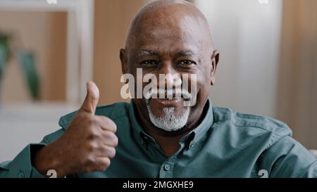 Portrait eines glücklichen alten männlichen, ethnischen, älteren afroamerikanischen Mannes zeigen wie eine Stimme unterstützende Geste Senior-Geschäftsmann zeigt Daumen-hoch positive Antwort Stockfoto