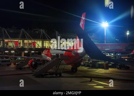 Neapel, Italien - 11.06.2022: EasyJet-Flugzeug am Neapel-Capodichino International Airport. Stockfoto