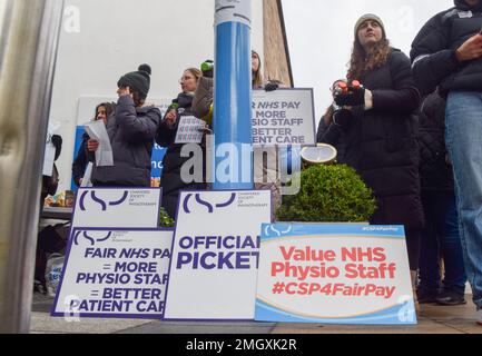 London, Großbritannien. 26. Januar 2023 Gecharterte Gesellschaft für Physiotherapie (CSP) vor dem Great Ormond Street Hospital, als Tausende von NHS-Physiotherapeuten zum ersten Mal streiken. Kredit: Vuk Valcic/Alamy Live News Stockfoto