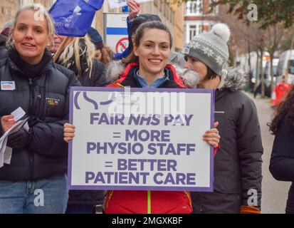 London, Großbritannien. 26. Januar 2023 Gecharterte Gesellschaft für Physiotherapie (CSP) vor dem Great Ormond Street Hospital, als Tausende von NHS-Physiotherapeuten zum ersten Mal streiken. Kredit: Vuk Valcic/Alamy Live News Stockfoto