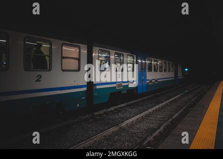 Neapel, Italien - 11.06.2022 Uhr: Die U-Bahn fährt vom Bahnhof ab. Stockfoto