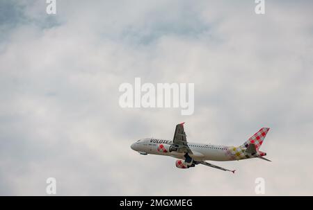 Neapel, Italien - 24.06.2022: Volotea-Flugzeug in der Luft. Stockfoto