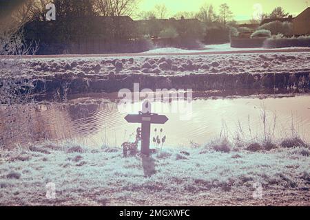 Infrarotbild-Faux-Color-Kreuz-Gedenkstätte des ertrinkenden Opfers, erschossen vom Forth und clyde-Kanal-Schleppweg in Clydebank Stockfoto