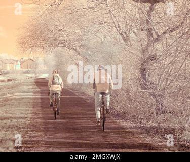 Infrarotbilder von Radfahrern in unechten Farben auf dem Forth und dem clyde Canal Tow Path in Clydebank Stockfoto