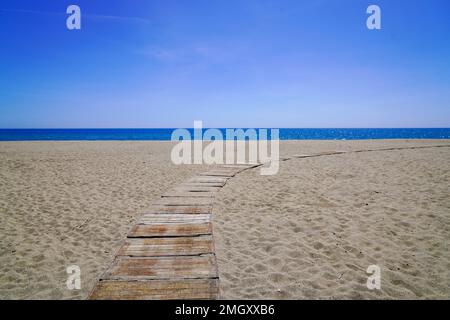 Zugang über hölzerne Wege am Sandstrand im atlantik an der küste von lacanau in frankreich Stockfoto