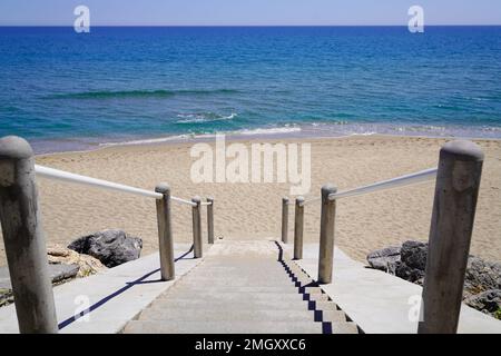 Die Küstentreppe führt nach unten zum atlantikstrand an der küste von lacanau in frankreich Stockfoto