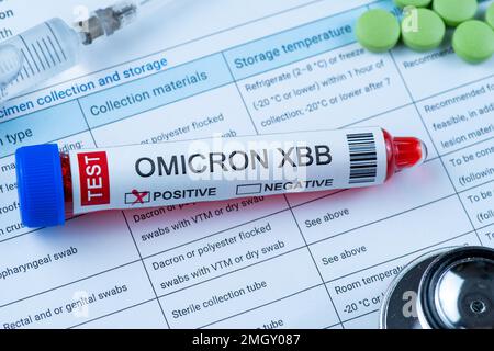 Reagenzglas mit der Kennzeichnung „OMICRON XBB Variant Test positive“ Stockfoto