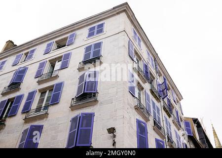 Typische weiße und blaue Haus-Bayonne-Fassaden im Südwesten Frankreichs Stockfoto