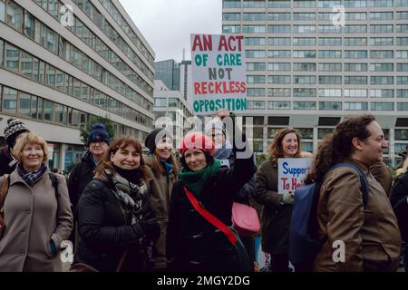 London, Großbritannien. 26. Januar 2023 Gecharterte Gesellschaft für Physiotherapie (CSP) vor dem St. Thomas' Hospital, als Tausende von NHS-Physiotherapeuten streiken. Kredit: João Daniel Pereira/Alamy Live News Stockfoto