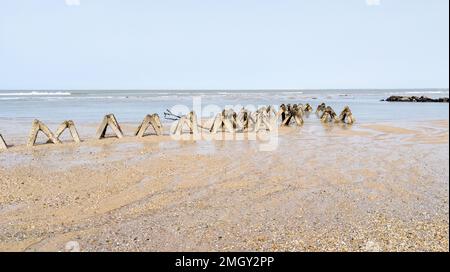 Betonblöcke Zementbruch zum Schutz des Sandstrands vor Sturmwellen Stockfoto