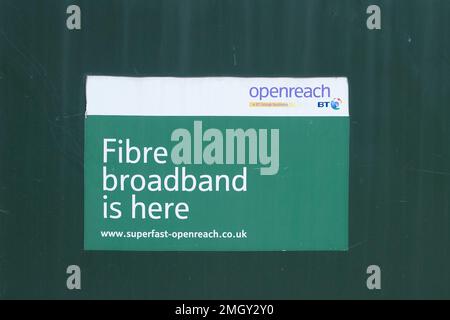 Thorpe, Großbritannien. 26. Januar 2023. Ein BT Openreach Fibre Broadband-Schild. Die Breitbandgebühren für Haushalte werden ab April 2023 entsprechend der Inflation steigen. Das bedeutet, dass der durchschnittliche Haushalt mindestens weitere £11 EUR pro Monat zahlen muss. Wenn die Haushalte ihre Breitbandverträge erneuern, gehen viele davon aus, dass der Preis sich während der Vertragslaufzeit nicht ändern wird, aber die meisten Anbieter erhöhen ihre Gebühren entsprechend der Inflation, die bei der derzeit viel höheren Inflationsrate wahrscheinlich die Taschen der meisten Menschen treffen wird. Kredit: Maureen McLean/Alamy Live News Stockfoto