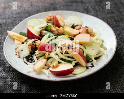 Fenchel Apfel Salat auf Rucola Stockfoto