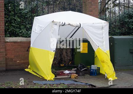 Egham, Großbritannien. 26. Januar 2023. Ein Ingenieur arbeitet in einem Breitbandschrank am Straßenrand. Die Breitbandgebühren für Haushalte werden ab April 2023 entsprechend der Inflation steigen. Das bedeutet, dass der durchschnittliche Haushalt mindestens weitere £11 EUR pro Monat zahlen muss. Wenn die Haushalte ihre Breitbandverträge erneuern, gehen viele davon aus, dass der Preis sich während der Vertragslaufzeit nicht ändern wird, aber die meisten Anbieter erhöhen ihre Gebühren entsprechend der Inflation, die bei der derzeit viel höheren Inflationsrate wahrscheinlich die Taschen der meisten Menschen treffen wird. Kredit: Maureen McLean/Alamy Live News Stockfoto