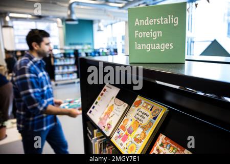 EINDHOVEN - Überblick über die Eindhoven-Bibliothek. Laut der kollektiven Propaganda der Dutch Book Foundation (CPNB) werden 2022 in den Niederlanden mehr Bücher verkauft und verliehen als im Vorjahr. ANP ROB ENGELAAR netherlands Out - belgium Out Credit: ANP/Alamy Live News Stockfoto