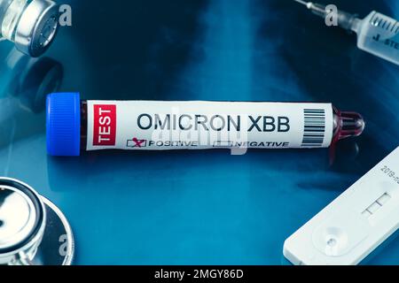 Reagenzglas mit der Kennzeichnung „OMICRON XBB Variant Test positive“ Stockfoto