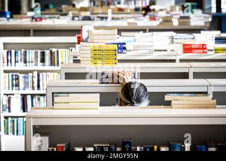 EINDHOVEN - Überblick über die Eindhoven-Bibliothek. Laut der kollektiven Propaganda der Dutch Book Foundation (CPNB) werden 2022 in den Niederlanden mehr Bücher verkauft und verliehen als im Vorjahr. ANP ROB ENGELAAR netherlands Out - belgium Out Credit: ANP/Alamy Live News Stockfoto