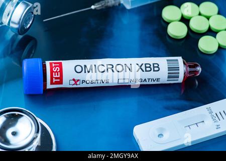 Reagenzglas mit der Kennzeichnung „OMICRON XBB Variant Test positive“ Stockfoto