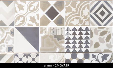 Altes Fliesenmosaik Haus dekorative Kunst Wandfliesen Muster im orientalischen Stil Design Hintergrund Stockfoto