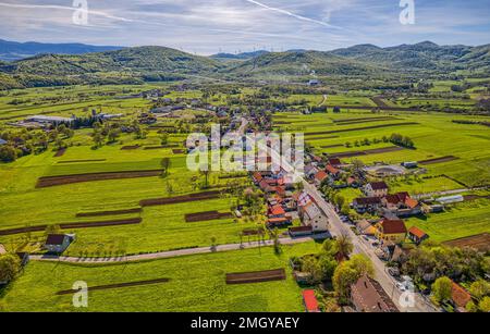 Panoramablick auf das Dorf Brinje in Kroatien Stockfoto