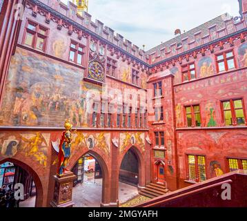 BASEL, SCHWEIZ - 1. APRIL 2022: Der Innenhof des Basler Rathauses (Basler Rathaus) mit Fresken, am 1. April in Basel Stockfoto