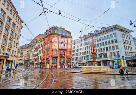 BASEL, SCHWEIZ - 1. APRIL 2022: Alter Fischmarkt Square während Regentagen, am 1. April in Basel, Schweiz Stockfoto