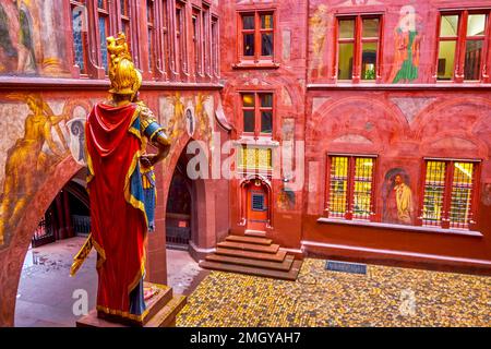 Die Skulptur des römischen Konsul Lucius Munatius Plancus im Hof des mittelalterlichen Rathauses in Basel, Schweiz Stockfoto