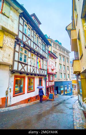 BASEL, SCHWEIZ - 1. APRIL 2022: Mittelalterliche Rheinsprung-Straße mit gut erhaltenen historischen Fachwerkhäusern, am 1. April in Basel, Schweiz Stockfoto